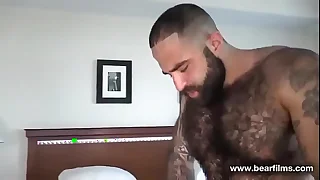 pelud&atilde;o tatuado comendo urso passivo